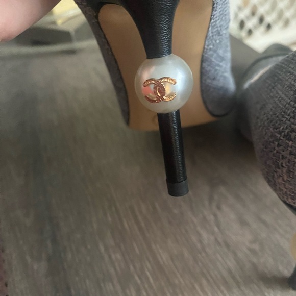 Chanel Black white Tweed leather cap toe Pearl Heels - Picture 8 of 16